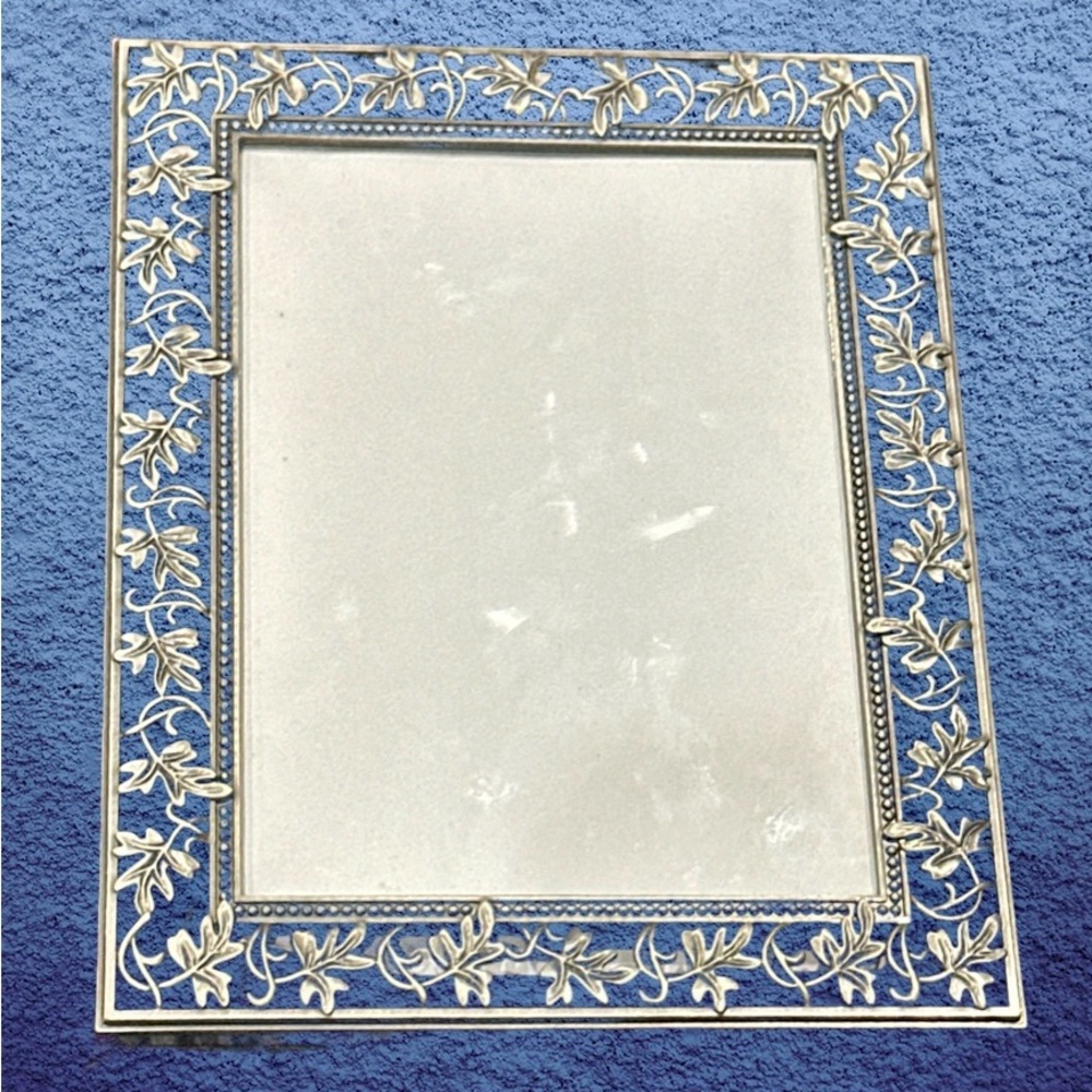 FETCO SILVER -TONED METAL PHOTO FRAME W/FILGREE LEAF AND VINE DESIGN.